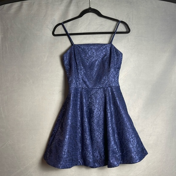Short dress - Picture 1 of 3
